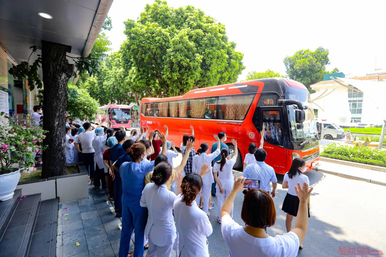 Hàng trăm nhân viên y tế Bệnh viện Bạch Mai vào TP Hồ Chí Minh “tiếp sức” chống dịch Covid-19 -0