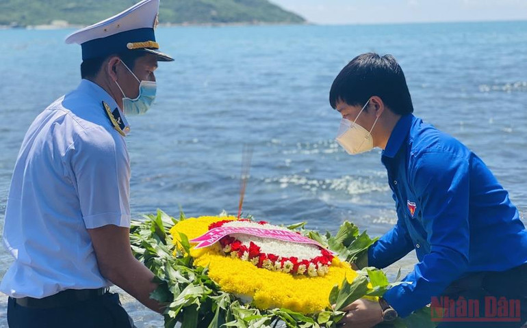 Nơi đây, Hòn Hèo và con tàu C235 -0