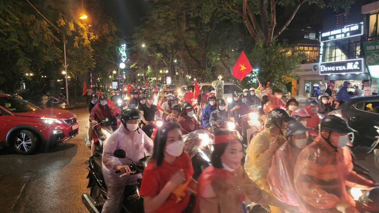 Người dân đổ ra đường ăn mừng U23 Việt Nam vô địch SEA Games 31 -1