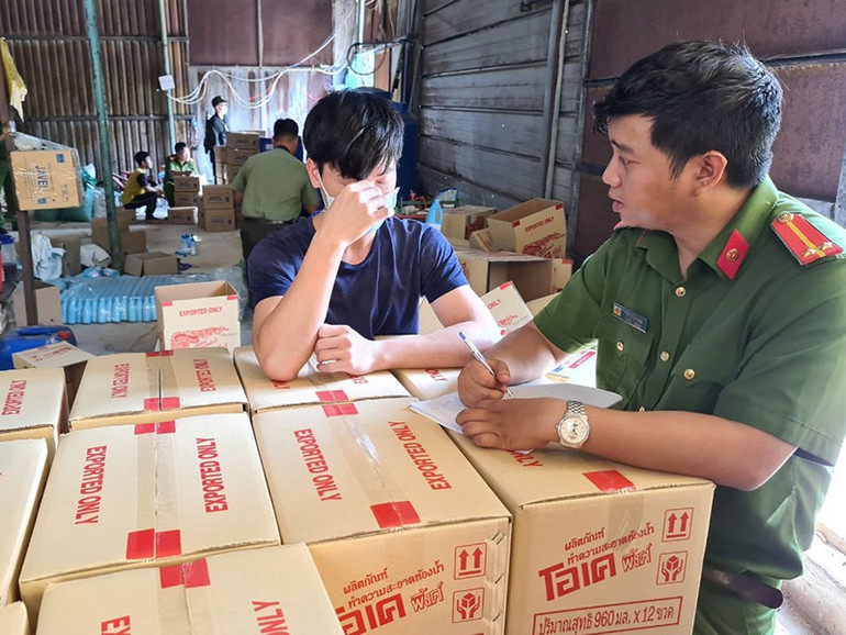 Phát hiện vụ làm giả nước tẩy rửa và vệ sinh quy mô lớn -0