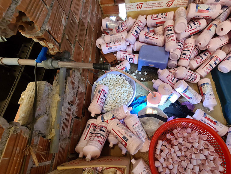 Phát hiện vụ làm giả nước tẩy rửa và vệ sinh quy mô lớn -0