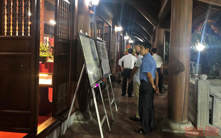 Người dân địa phương vào xem Triển lãm trong Khu lưu niệm. Khai mạc Trưng bày sách, tư liệu về Chủ tịch Hồ Chí Minh tại Khu lưu niệm Cát Tường -0