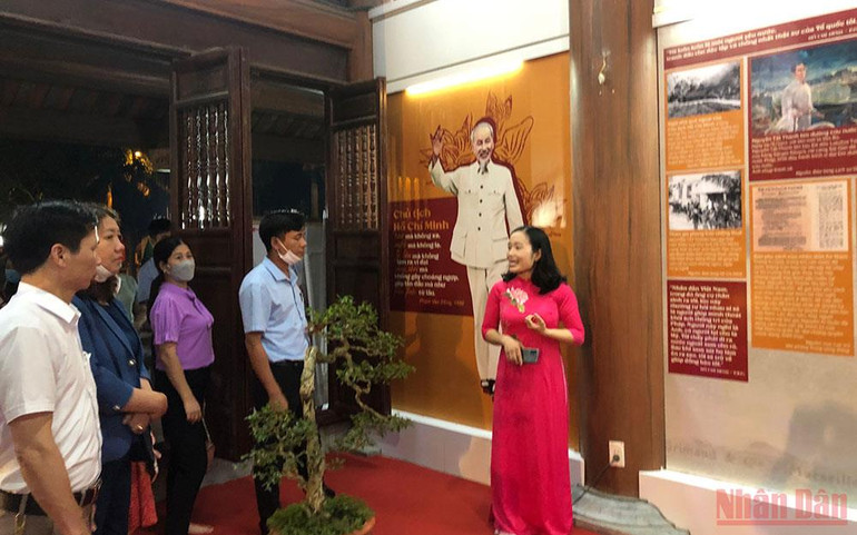 Hướng dẫn viên Khu lưu niệm thuyết minh về Chủ tịch Hồ Chí Minh tại Trưng bày. Khai mạc Trưng bày sách, tư liệu về Chủ tịch Hồ Chí Minh tại Khu lưu niệm Cát Tường -0