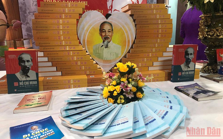 Khai mạc Trưng bày sách, tư liệu về Chủ tịch Hồ Chí Minh tại Khu lưu niệm Cát Tường ảnh 2 Khai mạc Trưng bày sách, tư liệu về Chủ tịch Hồ Chí Minh tại Khu lưu niệm Cát Tường -0
