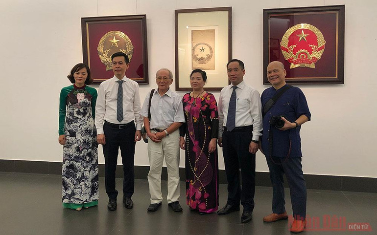 Câu chuyện Quốc huy -0