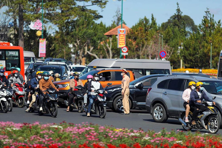 Lực lượng cảnh sát giao thông ứng trực, phân luồng giao thông tại các giao lộ quan trọng tại Đà Lạt. Đà Lạt tấp nập du khách những ngày đầu xuân -0