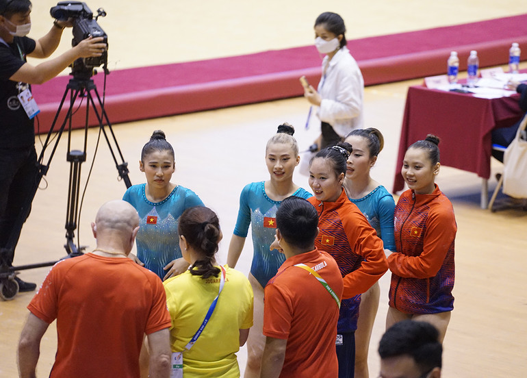 Phần thi đồng đội của Đội tuyển Thể dục dụng cụ nữ Việt Nam tại SEA Games 31 -5