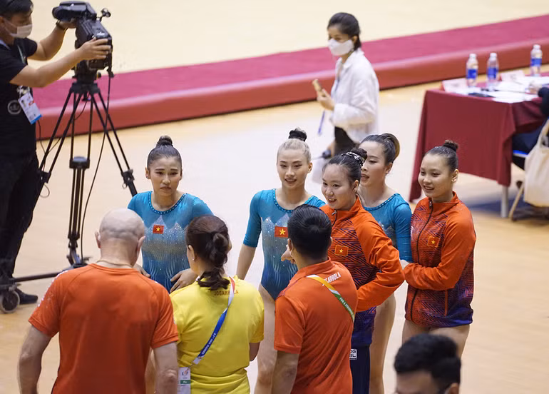 Phần thi đồng đội của Đội tuyển Thể dục dụng cụ nữ Việt Nam tại SEA Games 31 -5