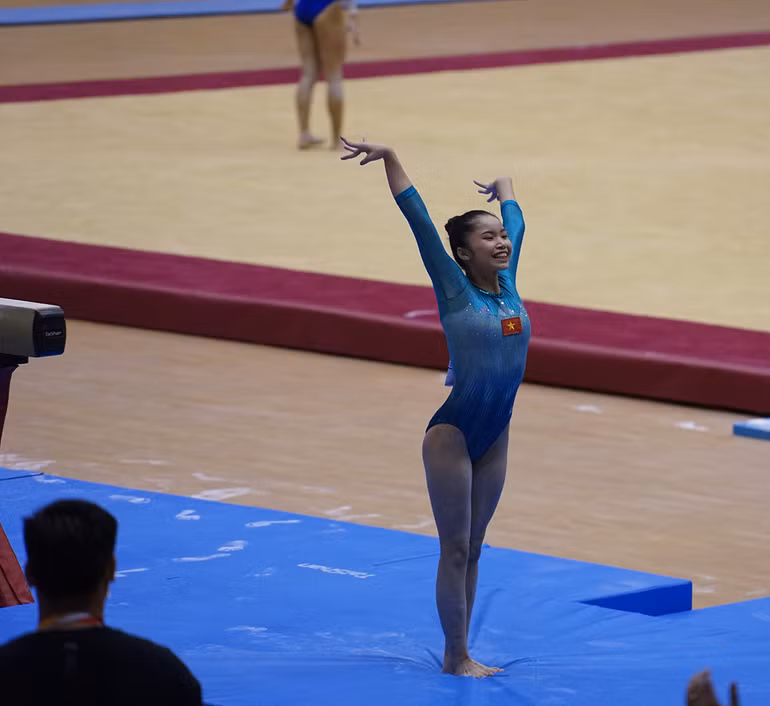 Phần thi đồng đội của Đội tuyển Thể dục dụng cụ nữ Việt Nam tại SEA Games 31 -3