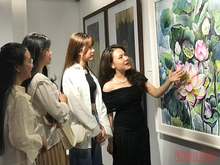 Nhiều bạn sinh viên yêu mỹ thuật đã đến tham quan triển lãm Hội ngộ. Mỹ thuật Đà Nẵng-Quảng Nam qua triển lãm Hội ngộ -0