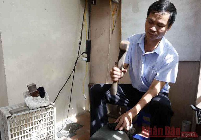 Nghệ nhân Nguyễn Văn Hiệp thực hiện “đập quỳ”, công đoạn cần có nhiều kinh nghiệm. Người đập quỳ phải đập liên tục trong khoảng một giờ đồng hồ, với sự tập trung cao, nếu không quỳ sẽ không đều, nát hoặc có thể sẽ đập vào tay. Nét riêng có ở làng nghề dát quỳ vàng Kiêu Kỵ -0