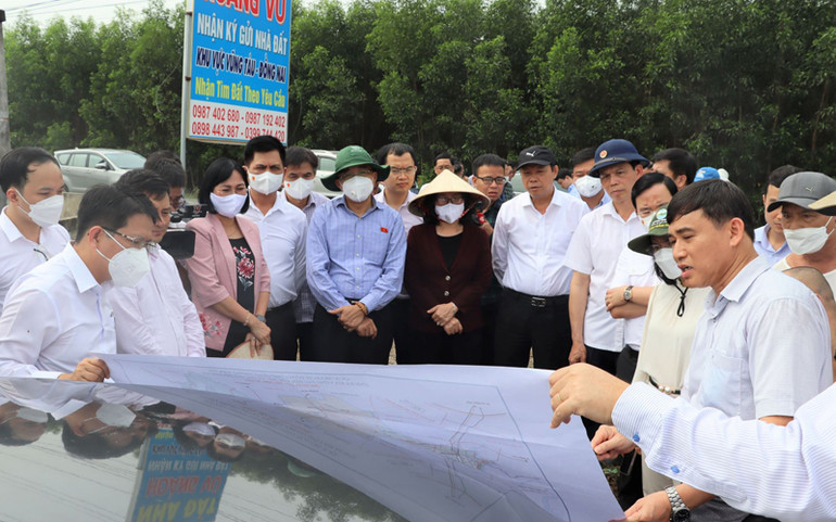 Đoàn công tác Ủy ban Kinh tế của Quốc hội khảo sát tại vị trí giáp ranh giữa 2 tỉnh Đồng Nai và Bà Rịa-Vũng Tàu. Khảo sát thực địa dự án đường cao tốc Biên Hòa-Vũng Tàu -0