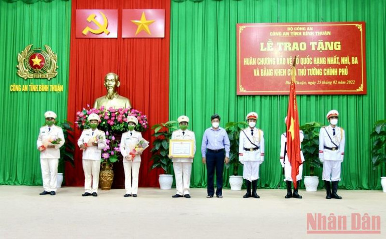 Trao tặng Huân chương Bảo vệ Tổ quốc cho các tập thể và cá nhân Công an Bình Thuận -0