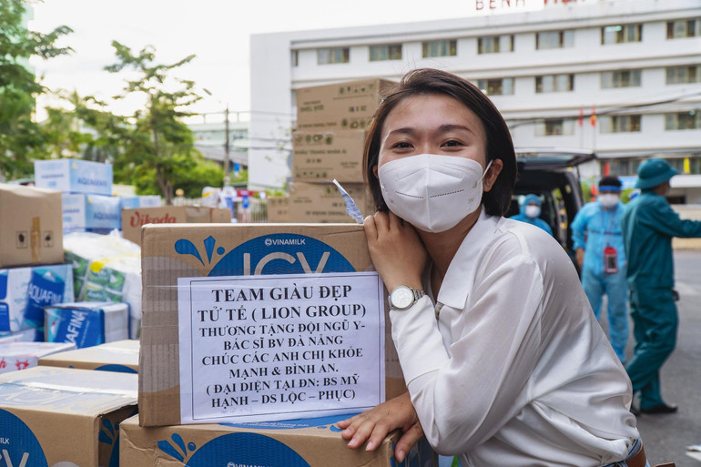 Chuyện về những nhà báo xung phong vào tâm dịch -0