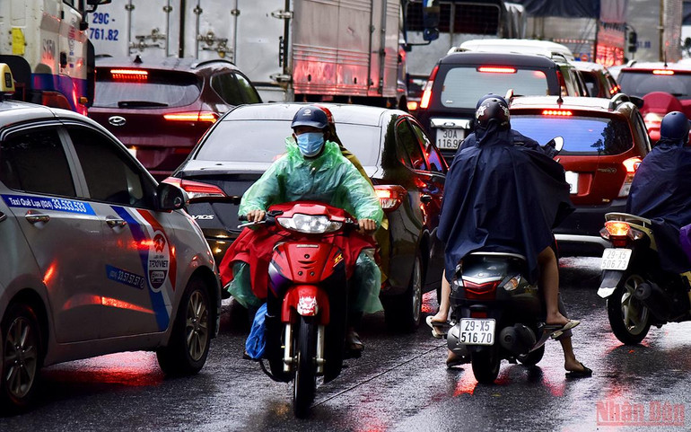 Hà Nội ùn tắc giờ tan tầm do mưa ngập -0