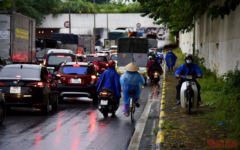 Hà Nội ùn tắc giờ tan tầm do mưa ngập -0