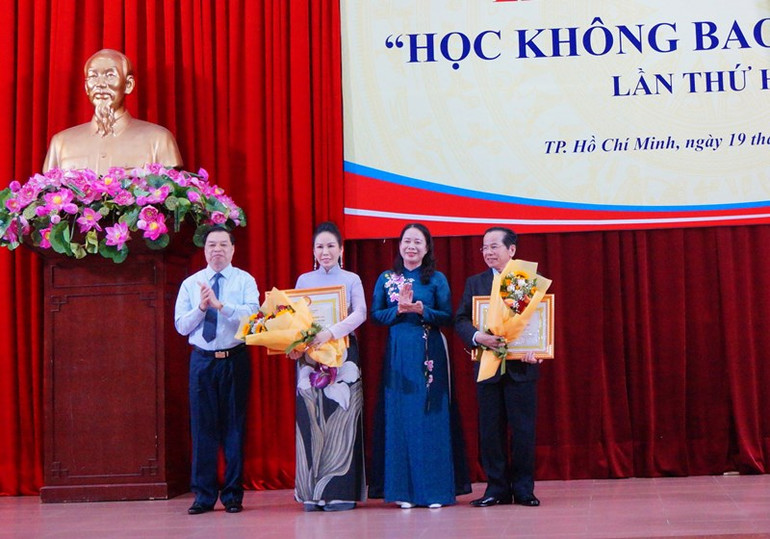 Trao học bổng “Học không bao giờ cùng” cho 210 tấm gương tiêu biểu -0