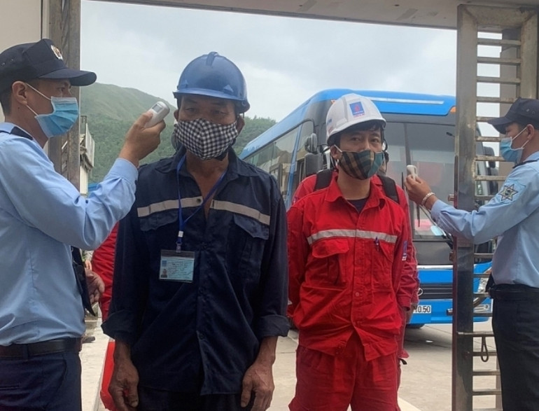 Kiểm tra thân nhiệt cán bộ, người lao động trước khi vào các nhà máy điện.