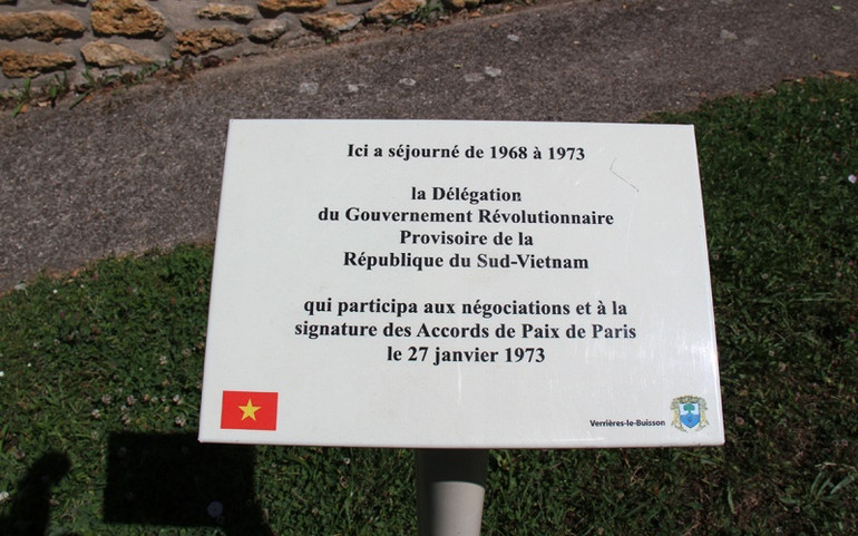 Ngày 13/10/2012, Tòa thị chính thành phố Verrières-le-Buisson phối hợp Đại sứ quán Việt Nam tại Pháp tổ chức lễ gắn biến di tích lịch sử trước ngôi nhà ở số 17, phố Cambacérès, nơi lưu trú của Đoàn đại biểu Chính phủ Cách mạng lâm thời miền Nam Việt Nam. paris3-1656405649581.jpg