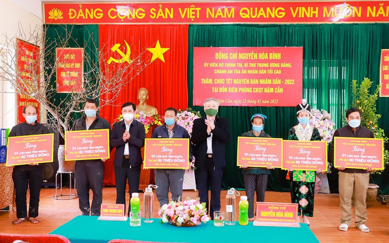 Đồng chí Nguyễn Hòa Bình và đoàn công tác tặng 6 gia đình đặc biệt khó khăn 6 nhà tình nghĩa, với trị giá 60 triệu đồng/ngôi nhà. Chánh án Tòa án nhân dân tối cao Nguyễn Hòa Bình thăm, chúc Tết tại Nghệ An -0