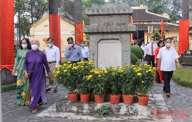 Viếng các khu tưởng niệm, lưu niệm và di tích tỉnh Vĩnh Long -0