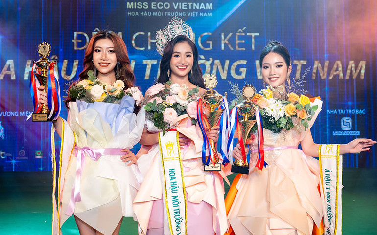 Ba thí sinh giành danh hiệu cao nhất của cuộc thi. Nữ sinh quê Bến Tre Nguyễn Thanh Hà xuất sắc đăng quang Hoa hậu Môi trường Việt Nam -0