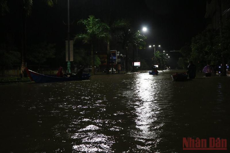 Thủy điện xả lũ, thành phố Tuy Hòa chạy lũ xuyên đêm -0