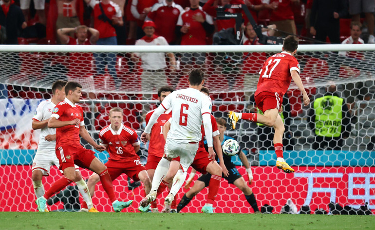 Christensen dứt điểm trái phá, nâng tỷ số lên 3-1 cho Đan Mạch. (Ảnh: UEFA) Bỉ toàn thắng vượt qua vòng bảng, Đan Mạch lách qua khe cửa hẹp -0