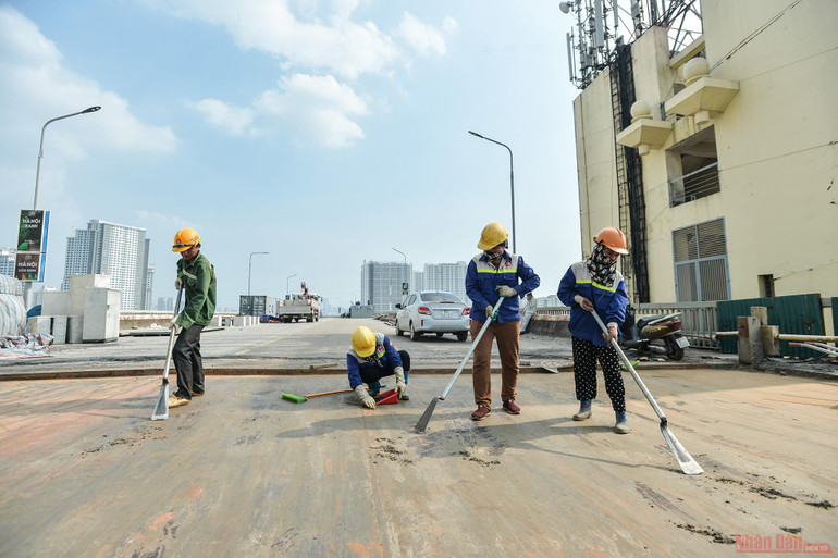Cận cảnh “đại công trường” sửa chữa, nâng cấp mặt cầu Thăng Long -0