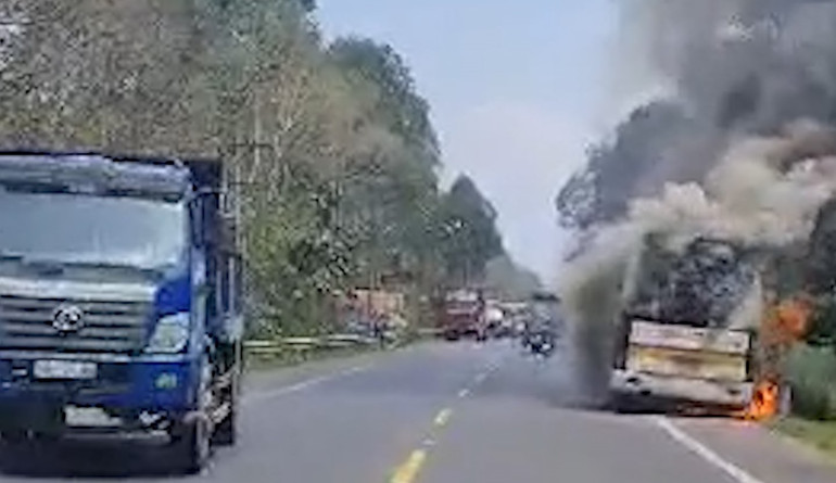 Xe khách bốc cháy dữ dội. Xe ô-tô bốc cháy dữ dội, 19 người đi đám cưới thoát nạn -0