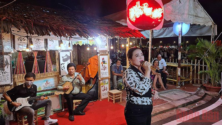 Gian hàng trình diễn đờn ca tài tử trong khuôn viên Ngày hội Bánh dân gian Nam Bộ tại Cà Mau. Hội Bánh dân gian Nam Bộ ở Cà Mau thu hút hơn 55.000 lượt khách -0