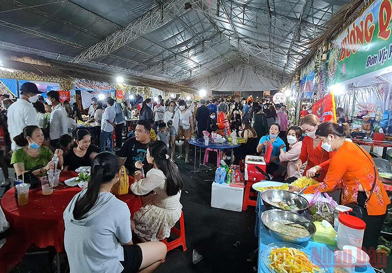 Nhiều loại bánh dân gian thơm ngon được thực khách thưởng thức ngay tại không gian Ngày hội Bánh dân gian. Hội Bánh dân gian Nam Bộ ở Cà Mau thu hút hơn 55.000 lượt khách -0