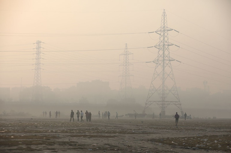 Chơi cricket trên bãi bồi của sông Yamuna, tại New Delhi, sáng 17/11. (Ảnh: Reuters) Ấn Độ -3
