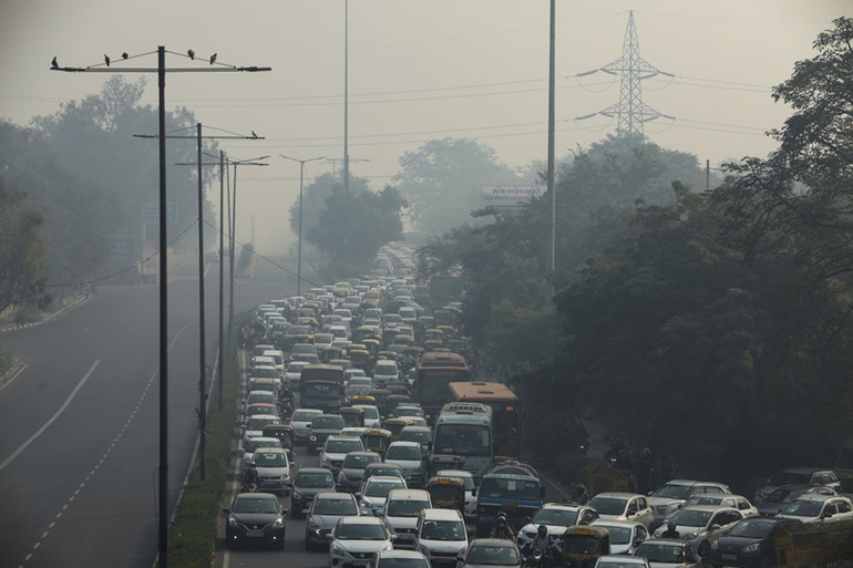 Phương tiện giao thông di chuyển tại New Delhi, ngày 17/11. (Ảnh: Reuters) Ấn Độ -1