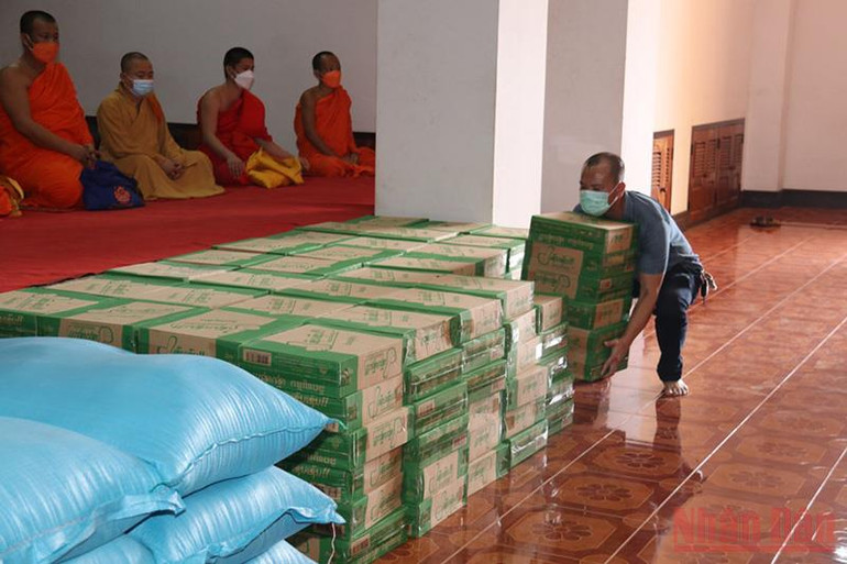 Ấm tình người trong tâm dịch Covid-19 tại Lào -0