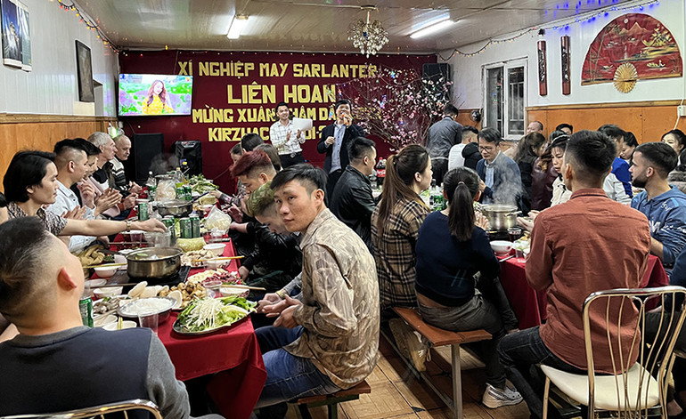 Đón Tết ở xưởng may của người Việt -0