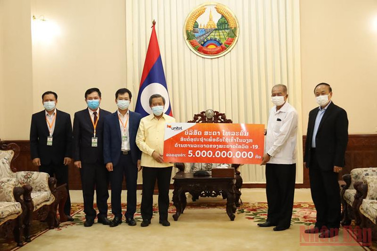 Ông Lưu Mạnh Hà (thứ 3 từ trái sang) trong sự kiện Star Telecom ủng hộ Chính phủ Lào gần 500.000 USD để sử dụng trong công tác phòng, chống Covid-19. (Ảnh: Xuân Sơn) Ấm tình người trong tâm dịch Covid-19 tại Lào -0