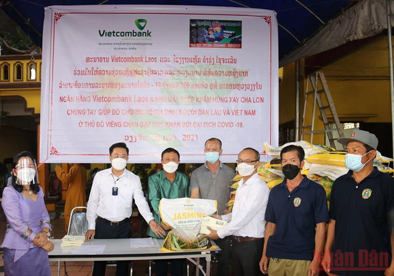 Ấm tình người trong tâm dịch Covid-19 tại Lào -0