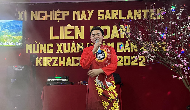 Đón Tết ở xưởng may của người Việt -0