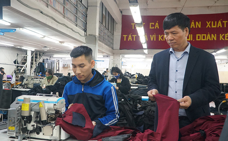 Đón Tết ở xưởng may của người Việt -0