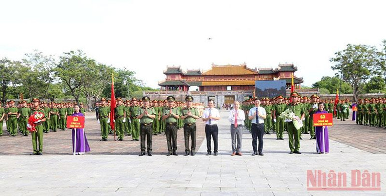Lãnh đạo tỉnh Thừa Thiên Huế và Bộ Công an tặng hoa cho các đơn vị tham gia hội thi. Chung kết Hội thi Điều lệnh, bắn súng, võ thuật Công an nhân dân khu vực phía Nam -1