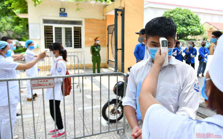 Trước diễn biến mới của dịch Covid-19, tại mỗi điểm thi, lực lượng y tế được bố trí ứng trực để kịp thời cấp cứu, xử lý trường hợp có vấn đề về sức khỏe. 10-1597026470407.jpg