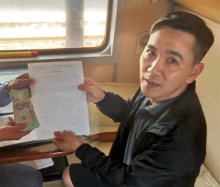 Hành khách Bùi Hữu Trị vui mừng nhận lại 100 triệu từ tổ tàu SE21. Tổ tàu SE22 trả lại hành khách 100 triệu đồng bỏ quên -0