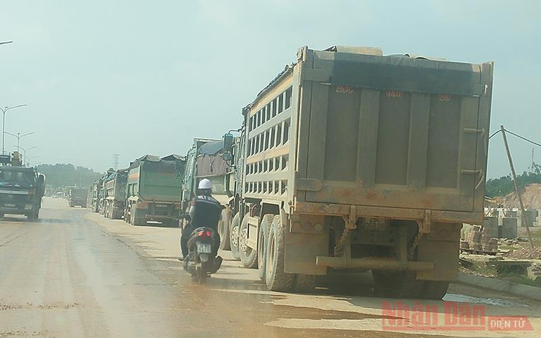 Thời gian dài vừa qua, từng đoàn xe tải lớn vận chuyển đất từ KCN Sông Công 2 đi bán. Rầm rộ bán vật liệu san lấp ở Khu Công nghiệp Sông Công 2 -0
