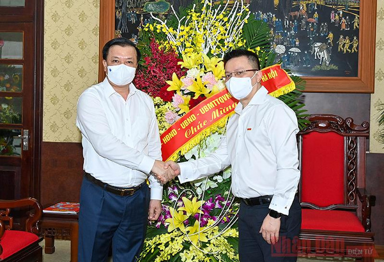 Bí thư Thành ủy Hà Nội Đinh Tiến Dũng thăm, chúc mừng Báo Nhân Dân nhân ngày báo chí 21-6 -0