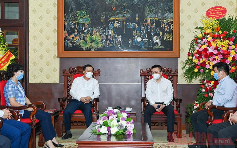 Bí thư Thành ủy Hà Nội Đinh Tiến Dũng thăm, chúc mừng Báo Nhân Dân nhân ngày báo chí 21-6 -0