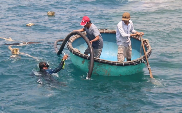 Hoàn tất hút 2.000 lít dầu trên tàu Bạch Đằng bị chìm ở vùng biển Mũi Né -0