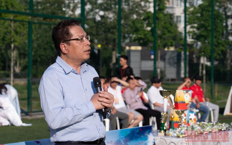 Đại sứ Đặng Minh Khôi cổ vũ tinh thần thể thao tại lễ khai mạc. (Ảnh: THANH THỂ) Khai mạc giải bóng đá được trông đợi nhất của người Việt tại Nga -0