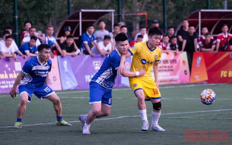 Một pha tranh bóng trong trận “Thanh niên Moskva” và đội “Sông Lam Nghệ An”. (Ảnh: THANH THỂ) Khai mạc giải bóng đá được trông đợi nhất của người Việt tại Nga -0