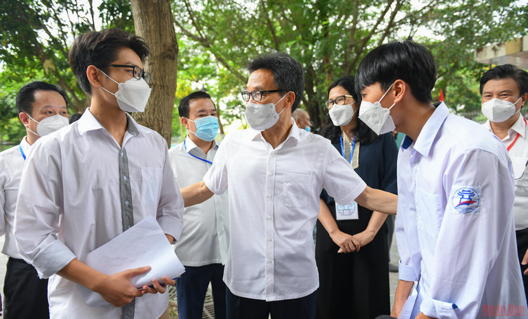Phó Thủ tướng Vũ Đức Đam kiểm tra Kỳ thi tốt nghiệp THPT năm 2022 tại Hà Nội -0